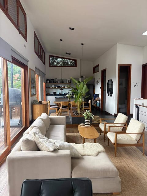 House, 3 Bedrooms, Balcony, Garden View | Living room | Books