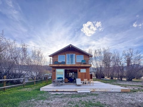 Lakeside loft with spacious deck, balcony, and peaceful natural surroundings