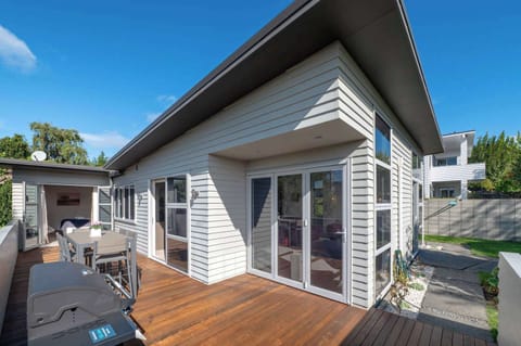 Wraparound timber deck with outdoor dining