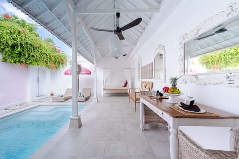 Outdoor pool, pool umbrellas, sun loungers