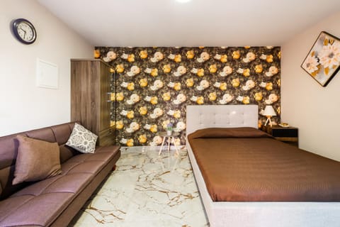 Queen size bed
Walk-in shower
Direct access to a covered patio and lovely garden