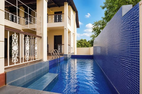 Swim-up bar