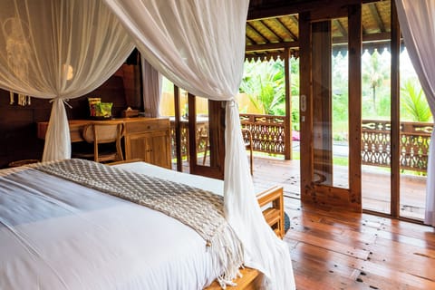 Deluxe Villa, 1 Bedroom, Patio, Pool View | Desk, bed sheets