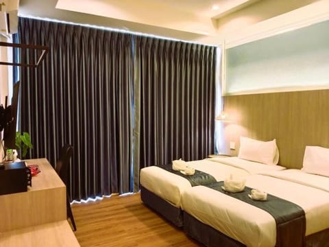 Classic Twin Room | Desk, blackout drapes, free WiFi, bed sheets