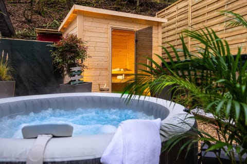 House | 5 bedrooms, high-speed internet