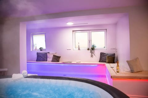 House | 6 bedrooms, high-speed internet