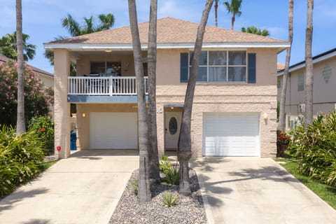 Welcome to 210 W. Lantana, your stunning South Padre bayside escape