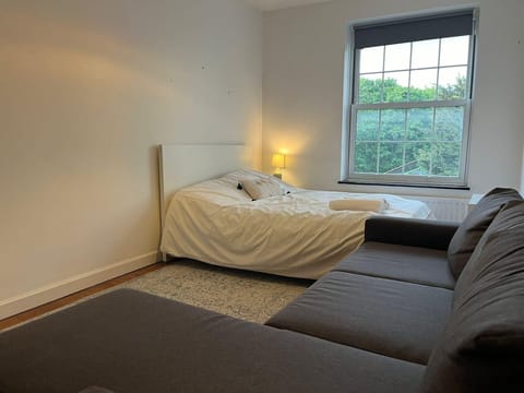 4 bedrooms, iron/ironing board, WiFi (free), bed sheets