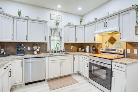 House (3 Bedrooms) | Interior