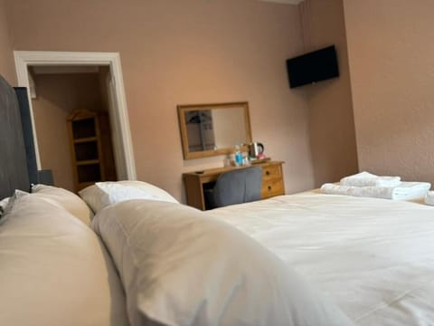 Deluxe Double Room, 1 Queen Bed | Iron/ironing board, WiFi (free)