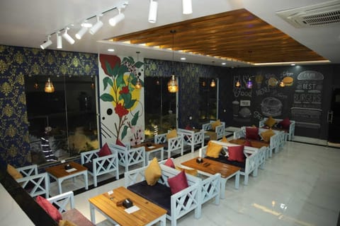 Classic Single Room, Balcony, City View | Dining