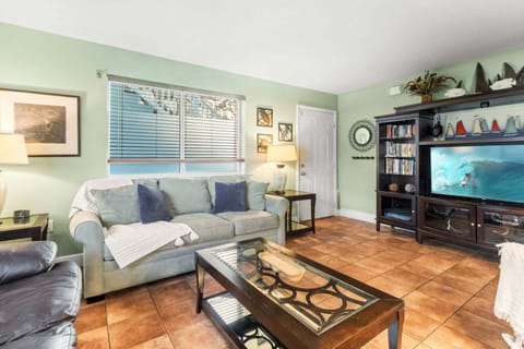 Spacious and Cozy Living Room