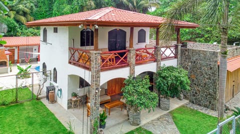 Large wooden balcony and covered terrace to live to the rhythm of the tropics.