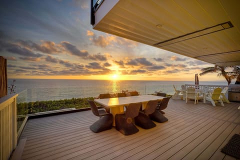 Dinner with a front-row seat to the sunset—this ocean-view deck was made for unforgettable evenings.
