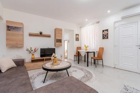 House, Garden View | Living area | TV