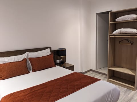 Comfort Double Room | Premium bedding, desk, soundproofing, free WiFi
