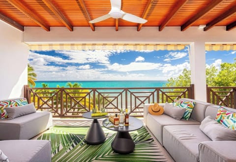Unobstructed sea views from the spacious terrace of Villa Quatre Vents, for unforgettable sunsets in Sainte-Luce.