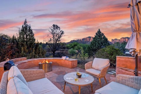 Gather around the fire pit and take in Sedona’s glowing red rock views as the sun sets over the landscape.