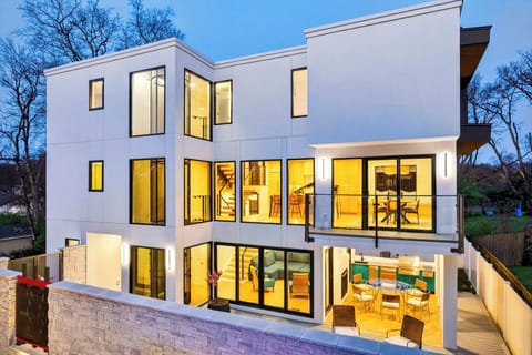 Striking contemporary Nashville retreat with glowing interiors, bold lines, and multiple levels of indoor‑outdoor living.