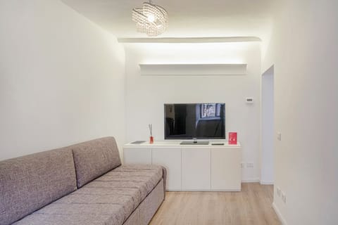 Apartment | Living area | 35-cm TV with digital channels