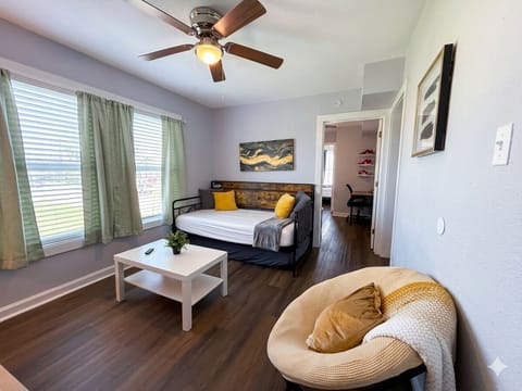 Modern Studio Airbnb with Smart TV & Cozy Lounge Area