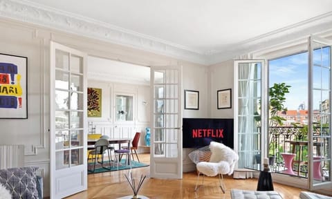 Espace de vie lumineux avec canapé confortable et TV connectée