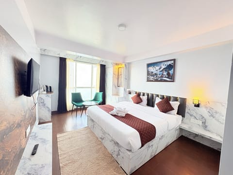 Premium Double Room, Mountain View | Desk, soundproofing, free WiFi