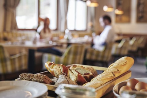 Daily buffet breakfast for a fee