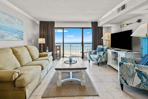Condo, 2 Bedrooms | Living area