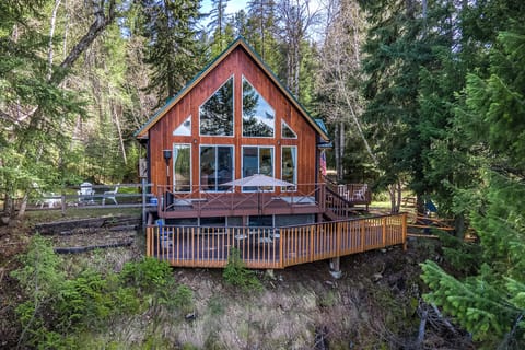 Firepit, private deck and views of the river!