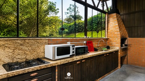 Family Cabin, Air conditioning, Lake View | Private kitchen | Microwave, cookware/dishes/utensils, dining table