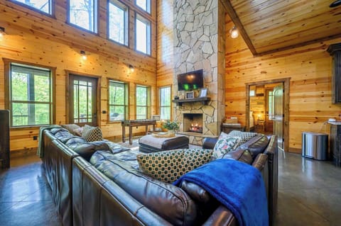 Cabin, Multiple Beds, Hot Tub, Garden View (Moonlight Thru the Pines) | Living area