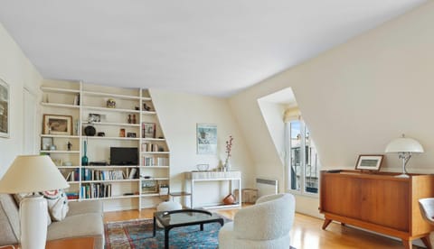Un salon chaleureux et décoré avec goût, l'endroit idéal pour se relaxer après une journée à Paris.