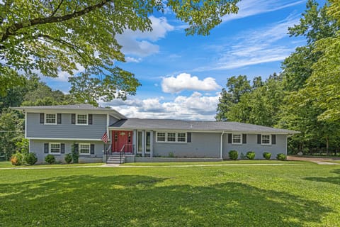 Welcome to Bethany Grove House —a spacious two-unit property designed for groups to gather, relax, and enjoy a comfortable stay with both shared and private spaces.