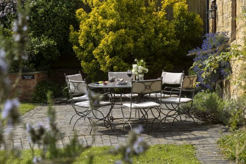 The beautiful garden at Norton Subedge Barn