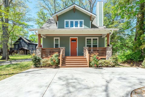 Front exterior view of Lake Walk Cottage
