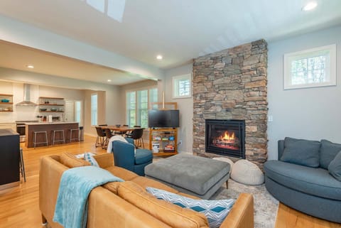 Living room with cozy seating, Smart TV for streaming, and gas fireplace