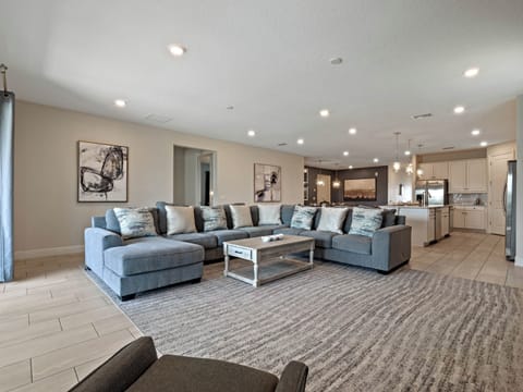 Spacious living area w/ oversized sectional seating, perfect for movie nights & group gatherings