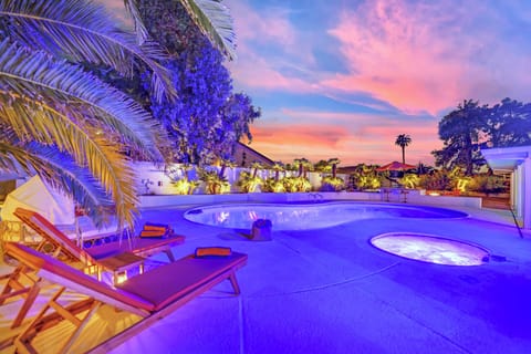 Relax in the bubbling spa under the desert sky