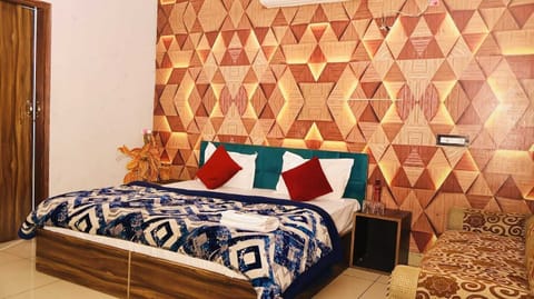 Hypo-allergenic bedding, desk, laptop workspace, free WiFi
