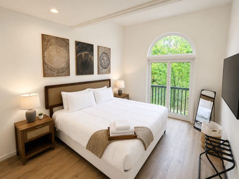 Bedroom with Kind Bed