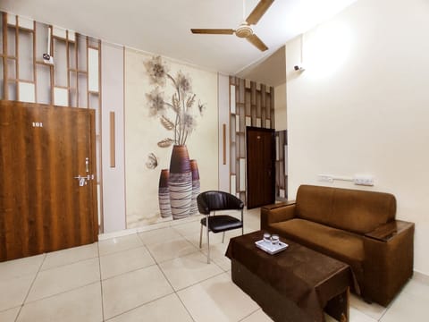 Basic Double Room | Living area