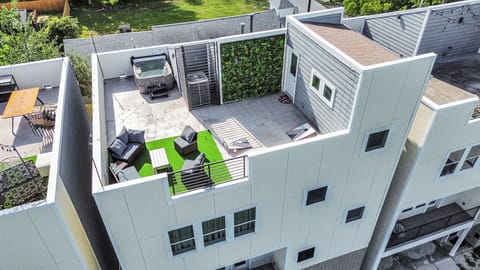 Rooftop with hot tub (4th level)