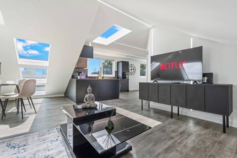 Apartment, 2 Bedrooms | Living room