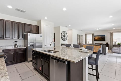 House (6 Bedrooms) | Private kitchen | Microwave, oven, stovetop, dishwasher