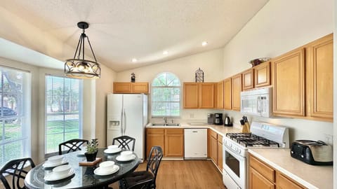 House, Multiple Beds, Pool Access, Pool View (Sunlit Fun) | Private kitchen