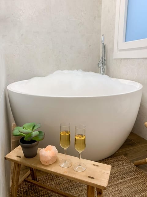 Superior Apartment | Bathroom | Shower, free toiletries, hair dryer, towels