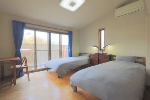 Semi-Private Twin Room | Desk, laptop workspace, WiFi (free)