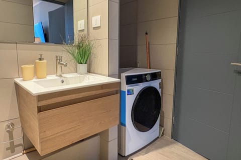 Apartment, 2 Bedrooms, Air conditioning, City View | Bathroom