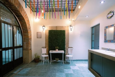 Room, 1 Queen Bed, Private Bathroom, Courtyard View | Interior